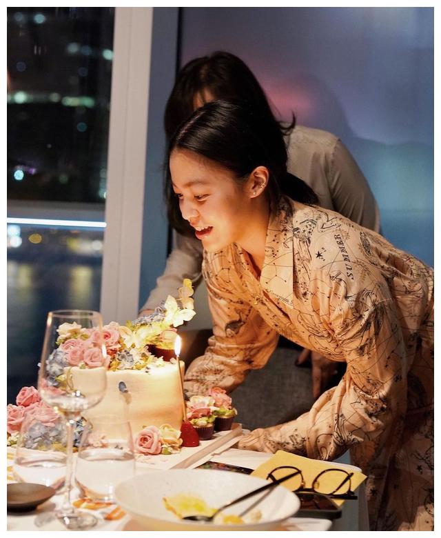 章小蕙女儿甜蜜表白后妈:你是我的全世界_钟嘉晴_范姜_穿着