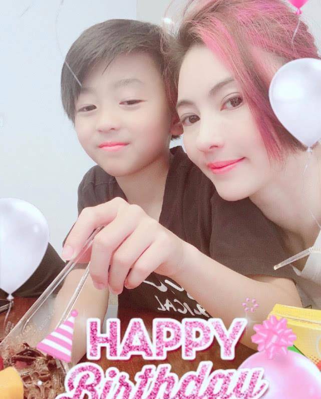 小林青霞晒全家福为爱子庆生,三个儿子首同框超温馨,小儿子父亲基因