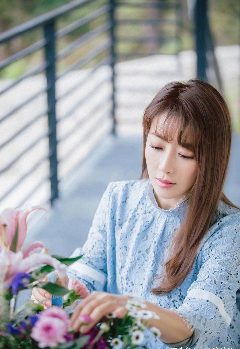 虽说陈紫函已经有着44岁的年龄了,也已经到了中年时期,但是从她的打扮