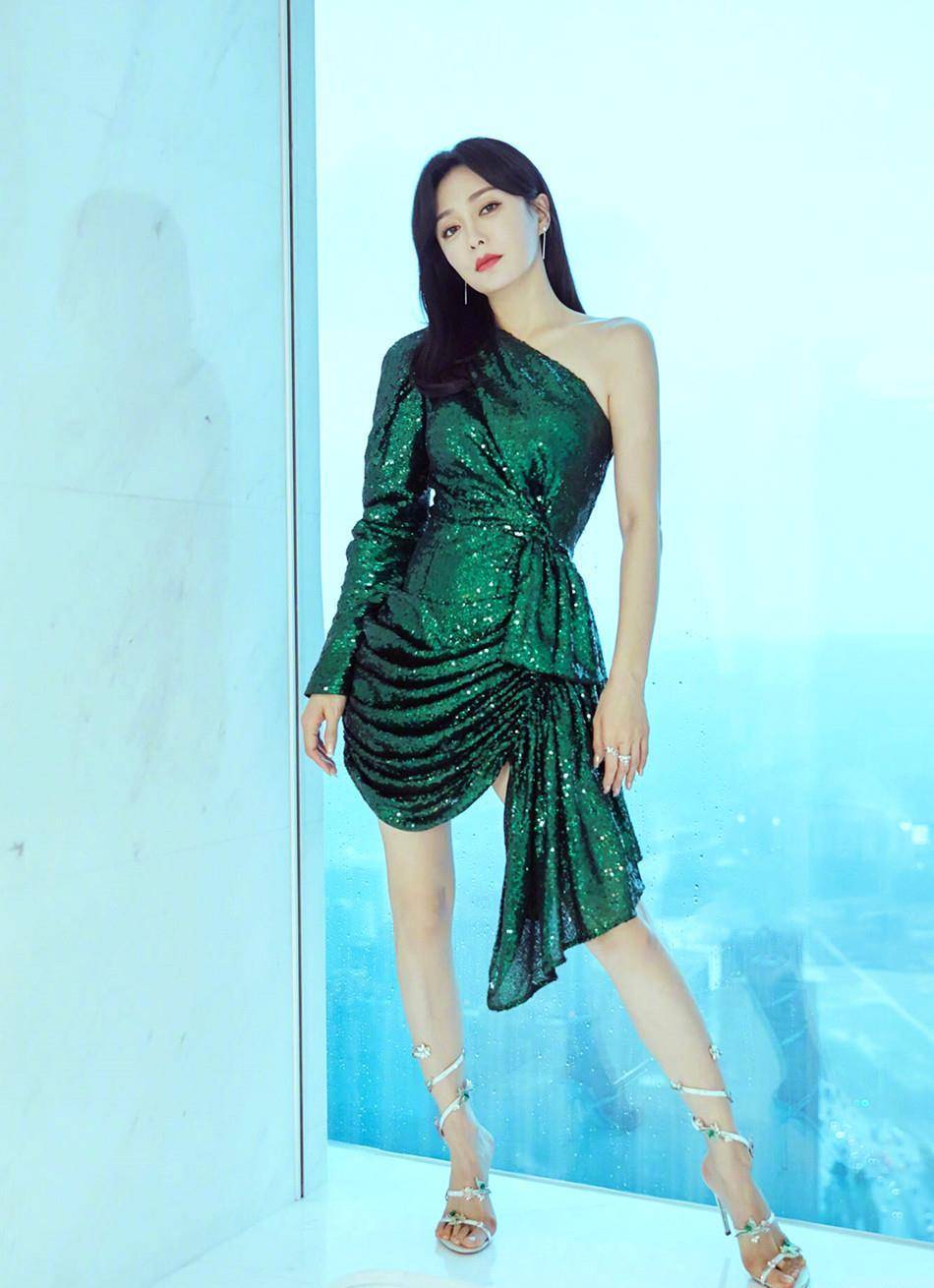 40岁秦岚好气质惹眼,穿低身材连衣裙上台表演,身材比例太真实_年龄