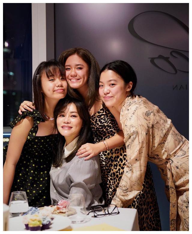 章小蕙女儿甜蜜表白后妈:你是我的全世界_钟嘉晴_范姜_穿着