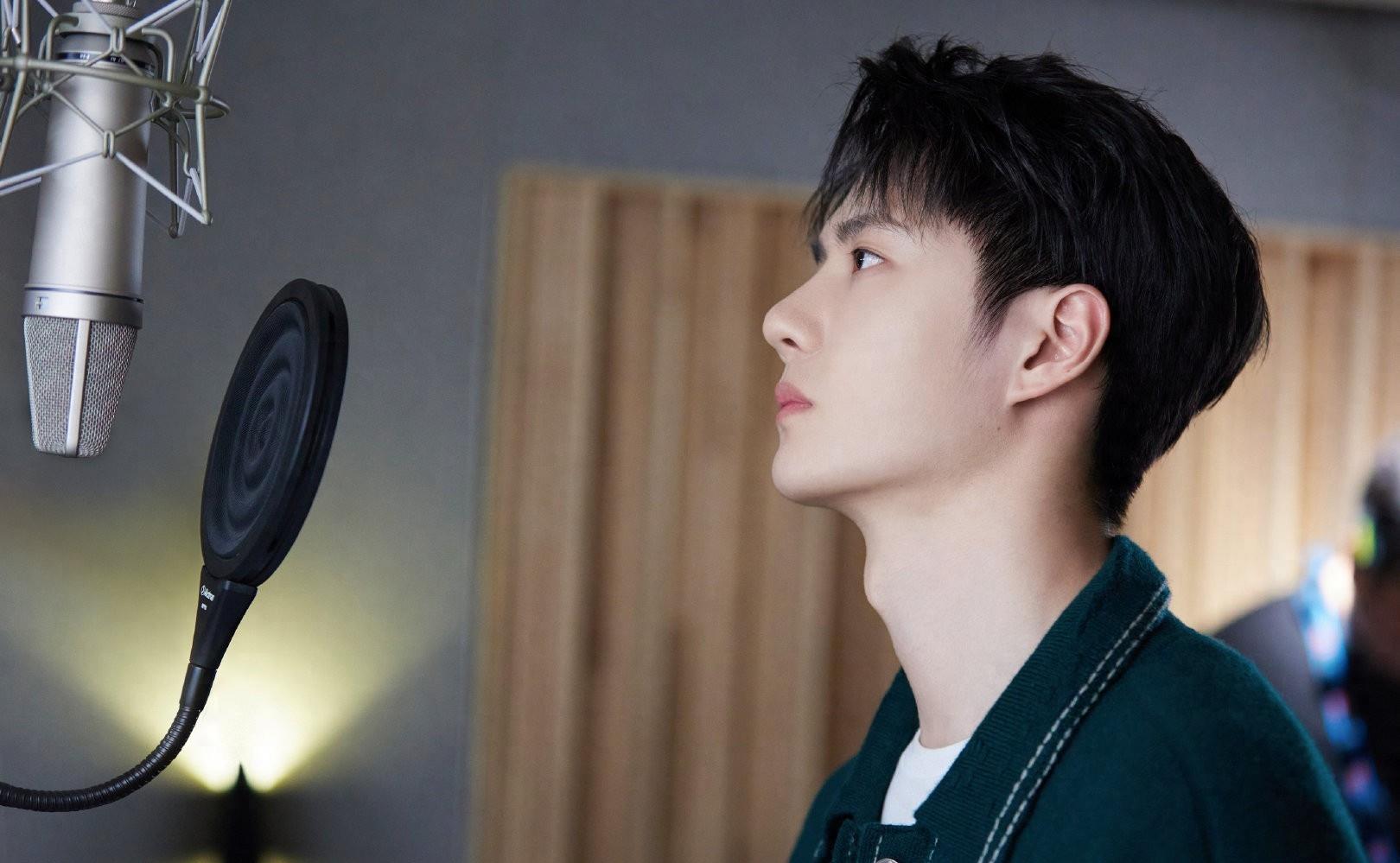 王一博出道九周年,再放头盔自拍,网友期待库存照还有后续_时光_舞台