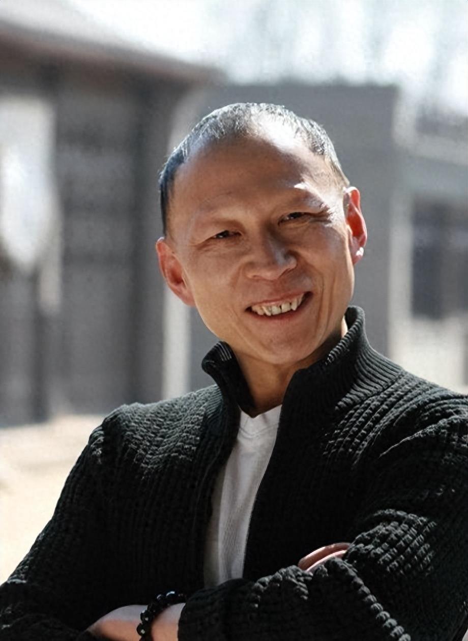 靠丑出名的他,女儿却和刘亦菲不相上下_李明_表演_裘千尺
