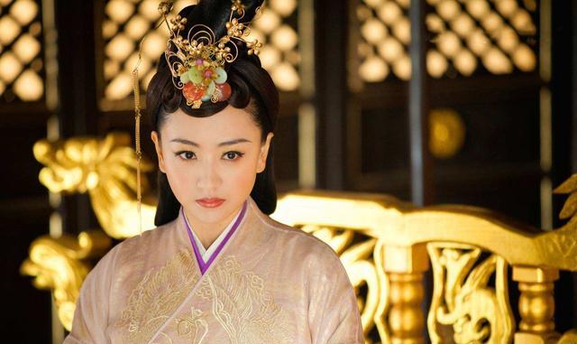 同年7月份,李熙让位,皇太子李坧上位,成为了大韩帝国末代皇帝,13岁嫁