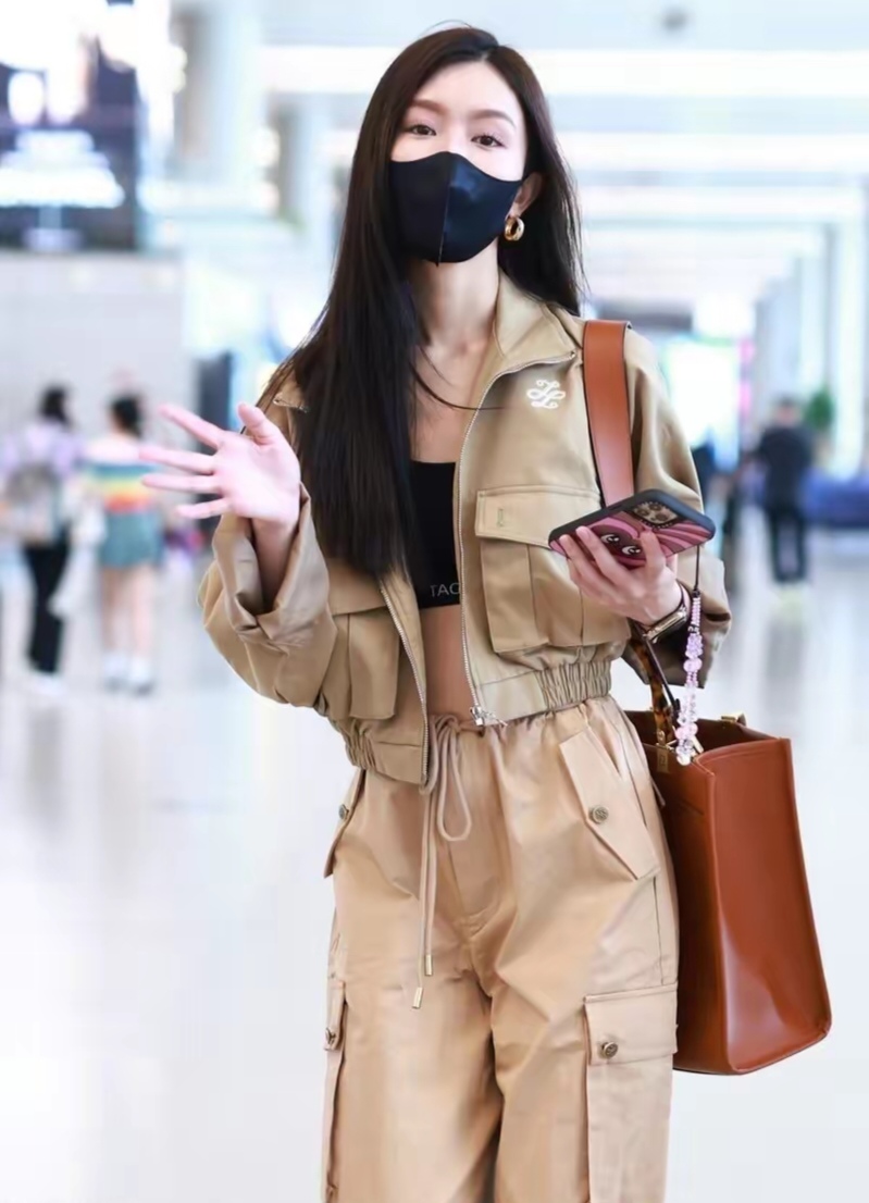 文咏珊卡其色露脐工装风造型,率性满满的_黑色_休闲_厚底