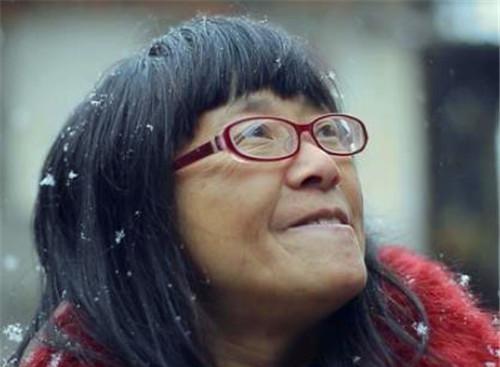 当时的余秀华以脑瘫女诗人爆红,优酷邀请范俭给她制作纪录片.