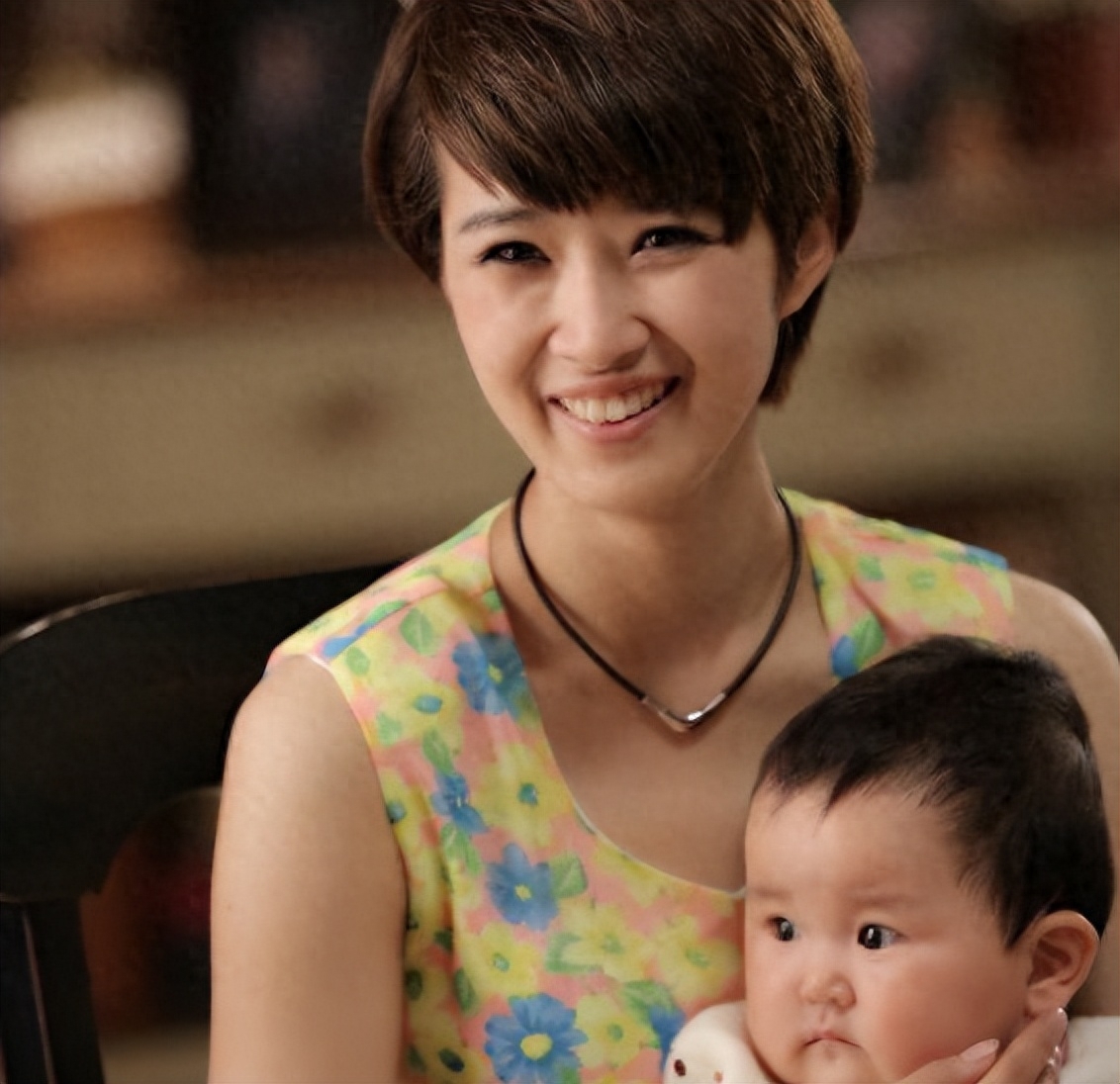 才女遇到骑士,奚望嫁给了年长9岁的郭晓然,婚礼上信誓旦旦承诺共赴