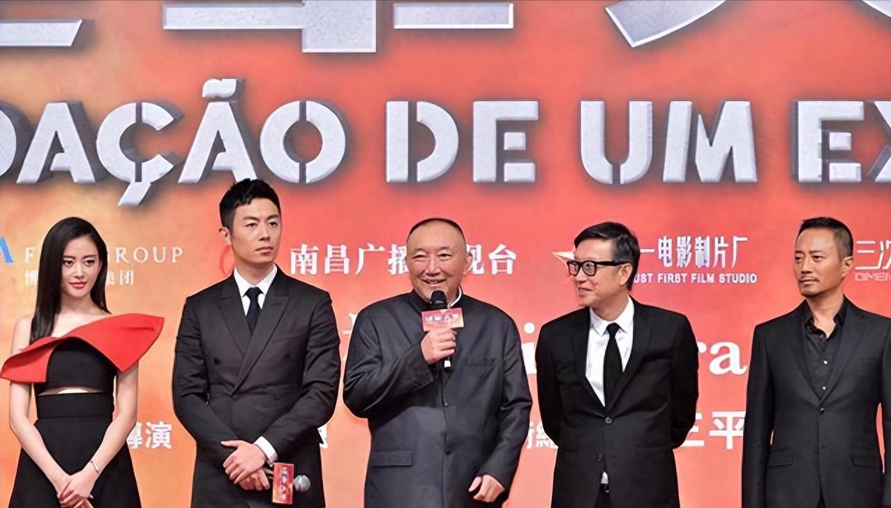 让星爷零片酬讨角色,"内娱教父"韩三平是何背景_周星驰_向华强_向家