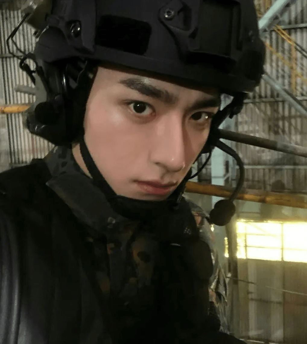 在三人之间面临选择时,也会略带兴奋地表示想选林彦俊,但大家都知道