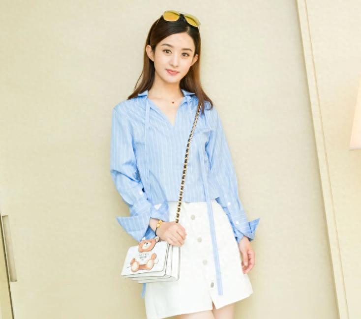 赵丽颖三伏天穿羽绒服,毛衣长裙盖住小腿,手捧热饮像坐月子