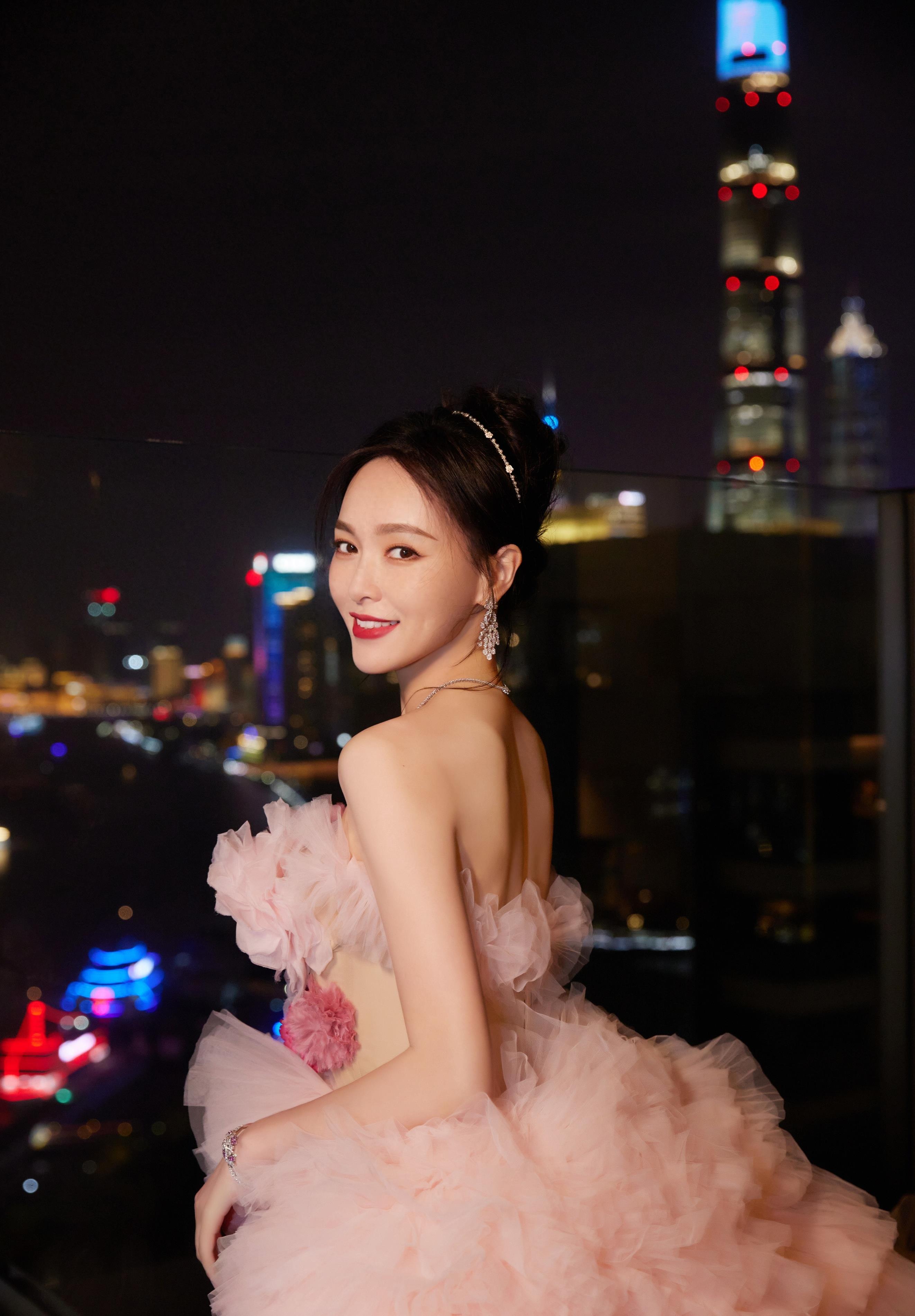 完美女孩,唐嫣的长款超短裙尽显大长腿魅力,他美如盛开的花朵