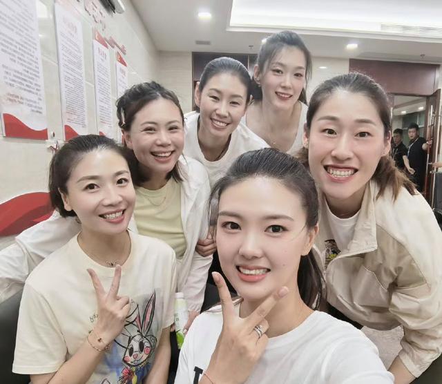 郎平带着张晓雅参加活动,张常宁接到新代言_中国女排_郎导_队友