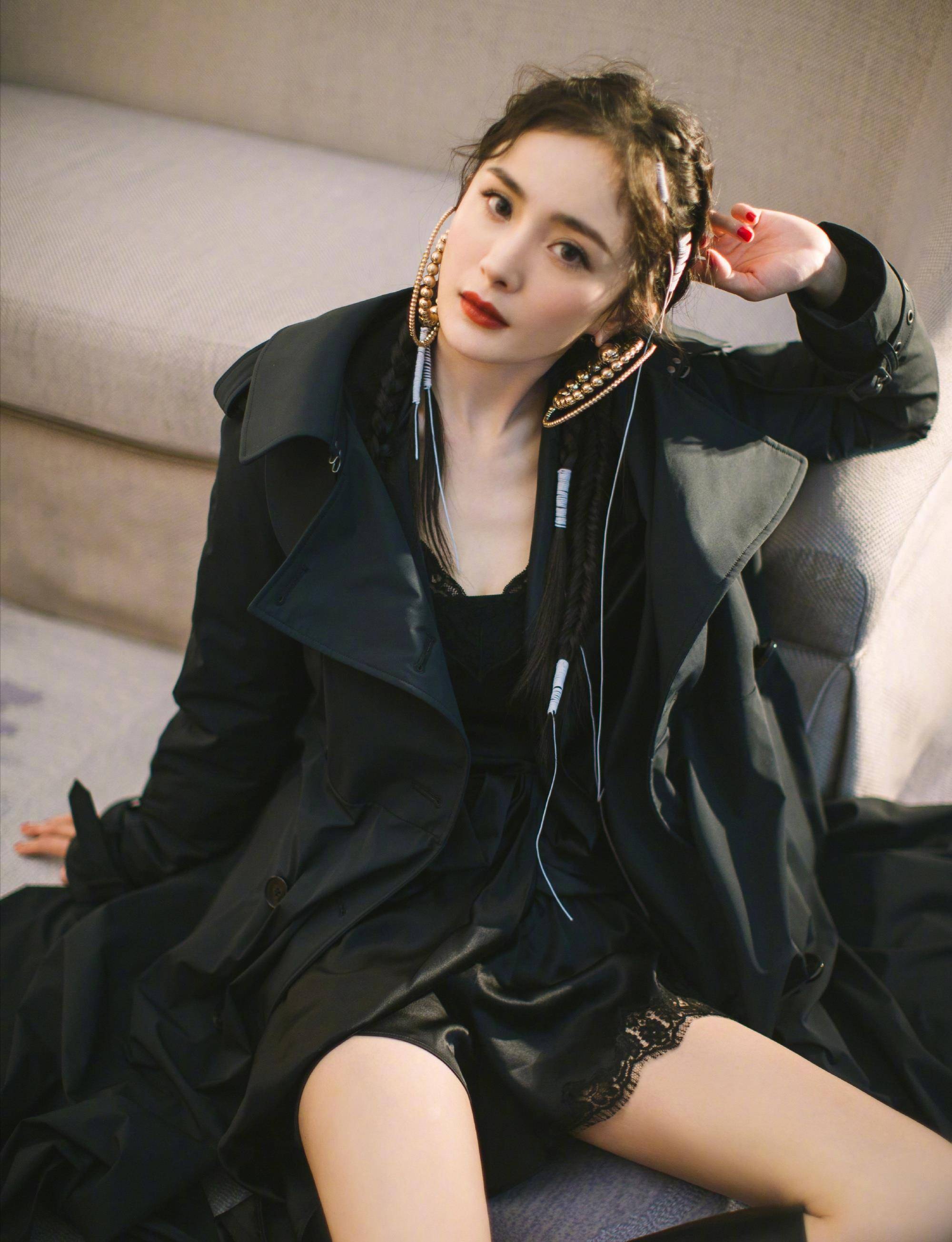 这次杨幂收到了时尚先生盛典的邀请,再次之前杨幂就曾多次参加.