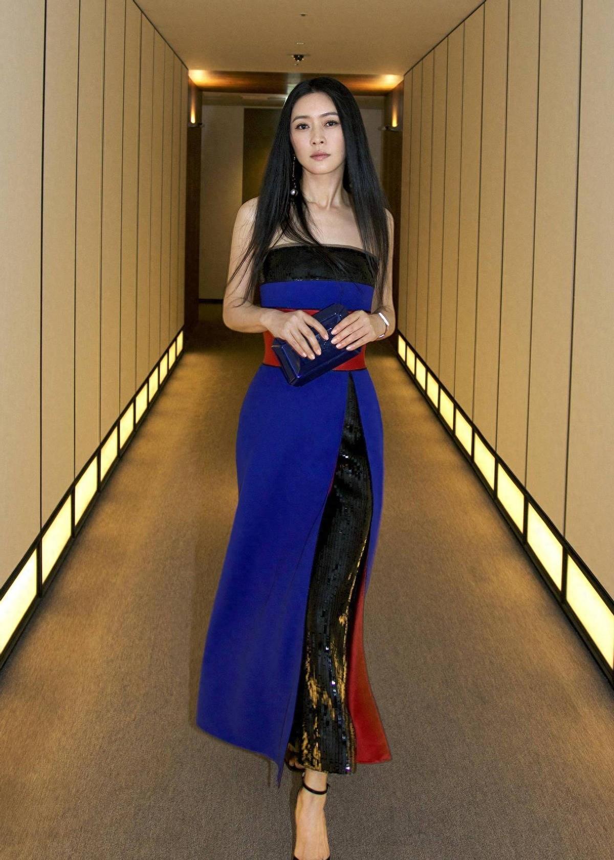 她曾是演艺圈的新星,事业当红未婚先孕,独自艰难带