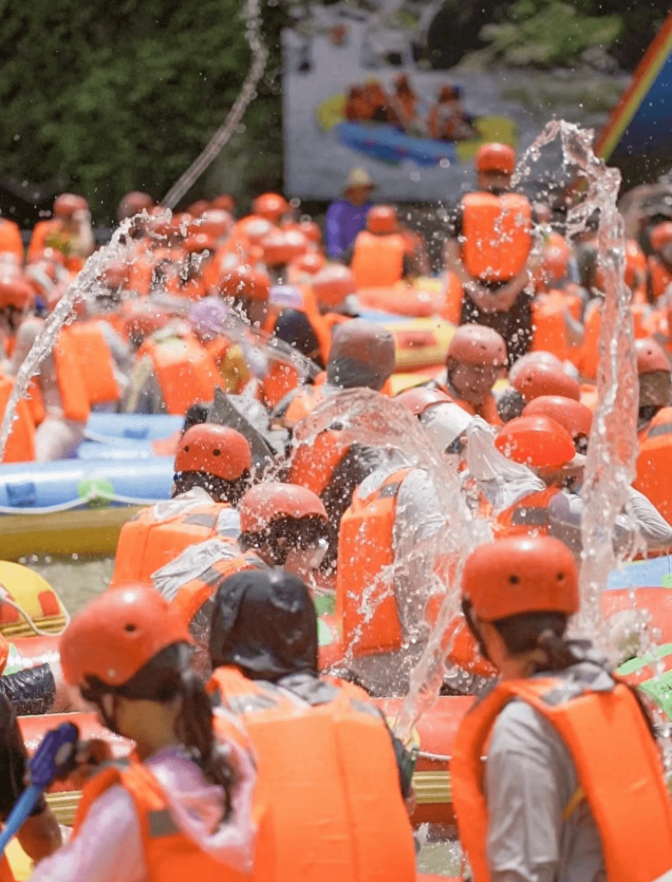 滑道在八泉峡中与水嬉戏在庞泉沟里享受漂流的快乐与你的旅行快乐搭子