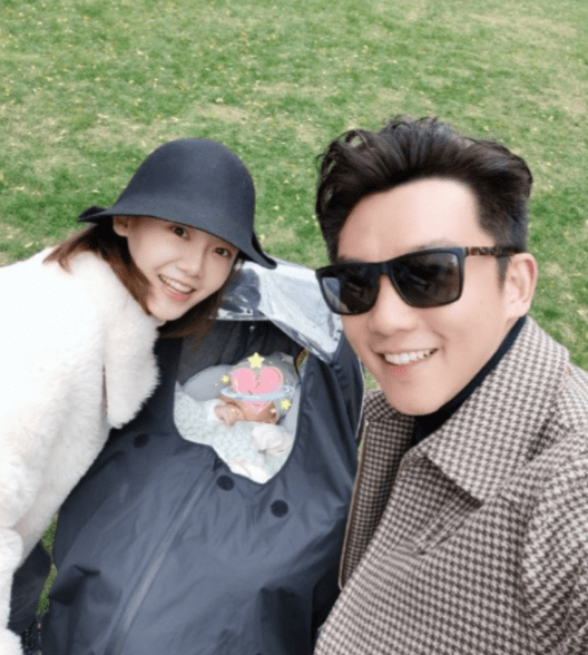 宝宝满月足印与小名疑曝光,豪宅环境引热议_郑恺和_视频_孩子