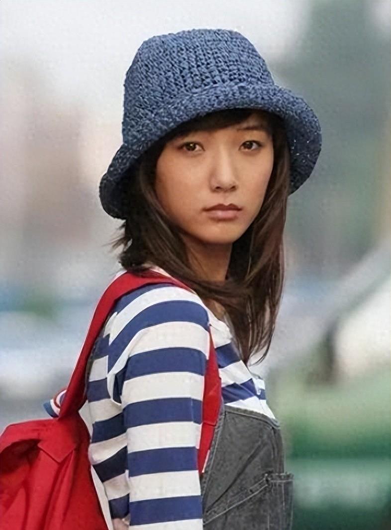 2004年,王珞丹主演了自己的首部作品《蝴蝶飞飞》,饰演一名快乐的大学