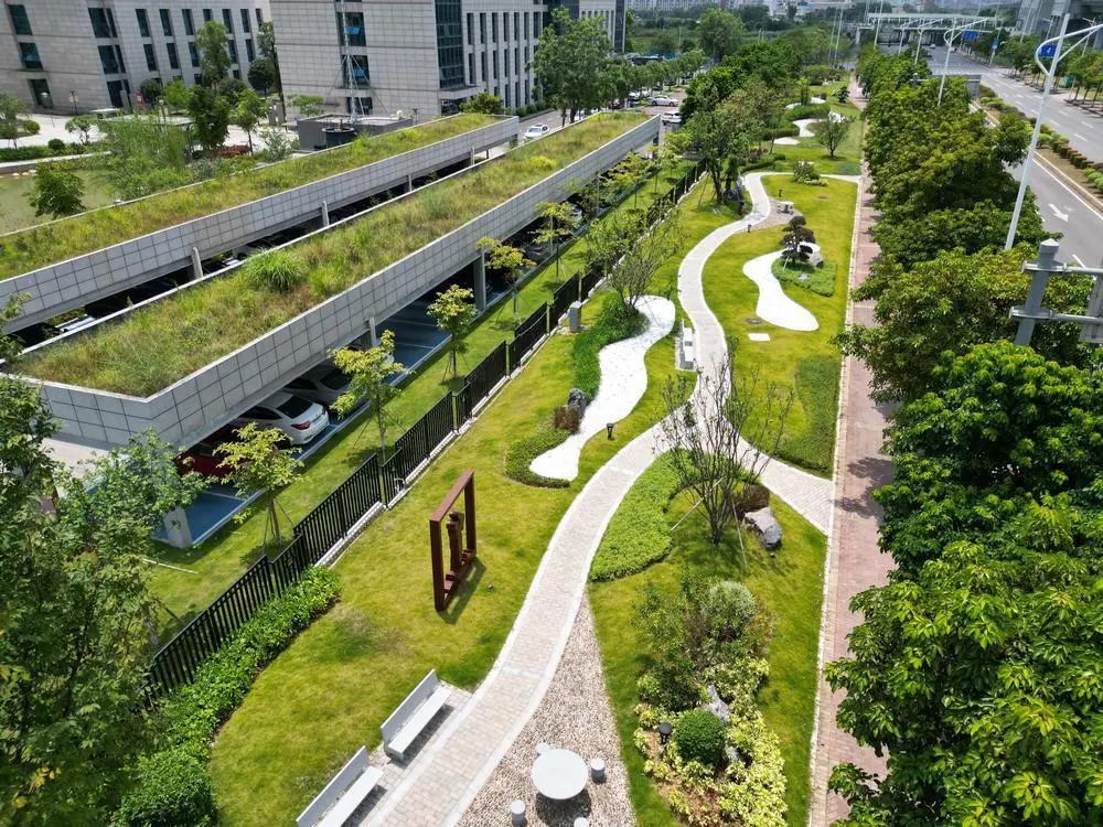 康乐口袋公园占地面积约3000平方米,位于银丰路谢岗人民医院旁,且邻近