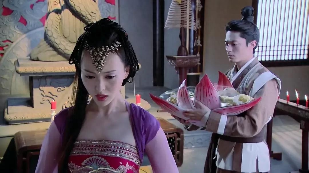 其实唐嫣也演过不少非常御姐的角色,比如说凭借《仙剑奇侠传3》迅速