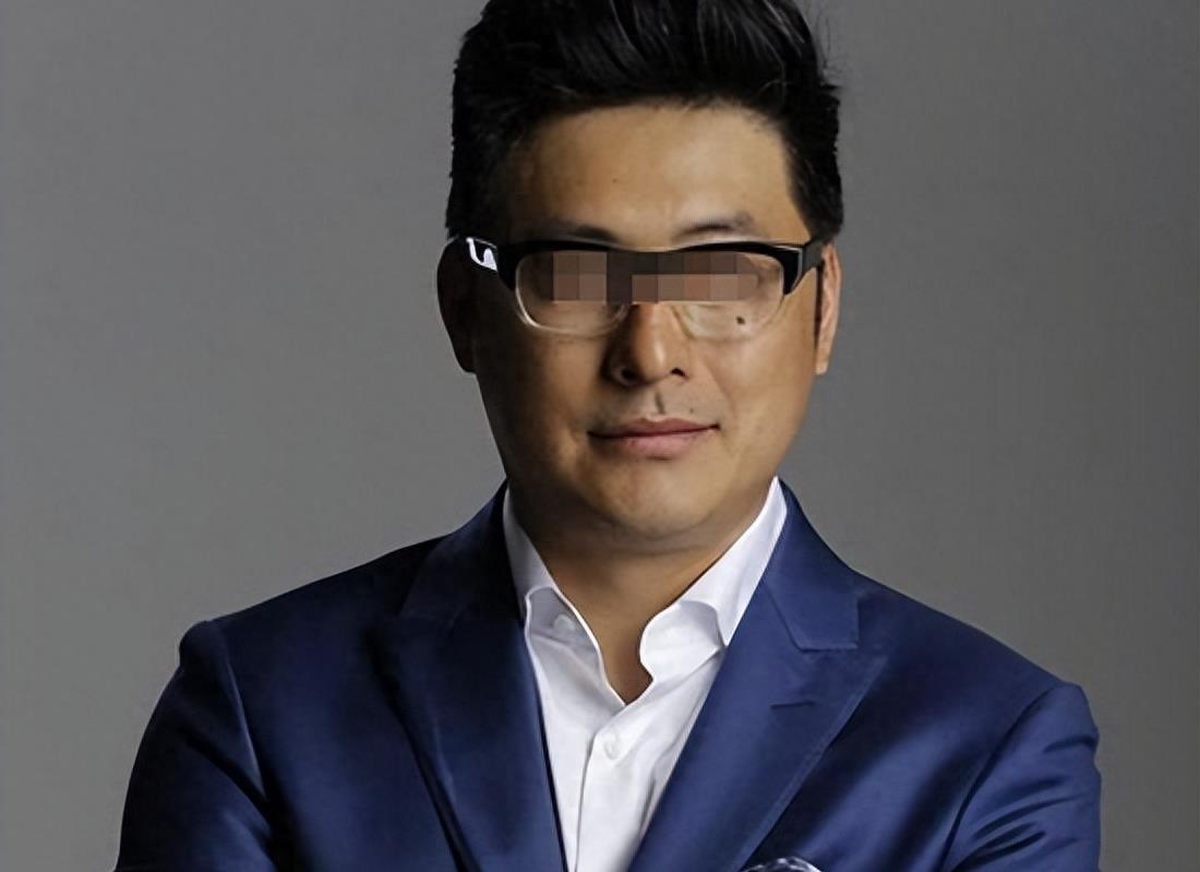 分手两年的王岳伦形象大变,头发染黄显年轻,网友说与李湘复合吧_生活