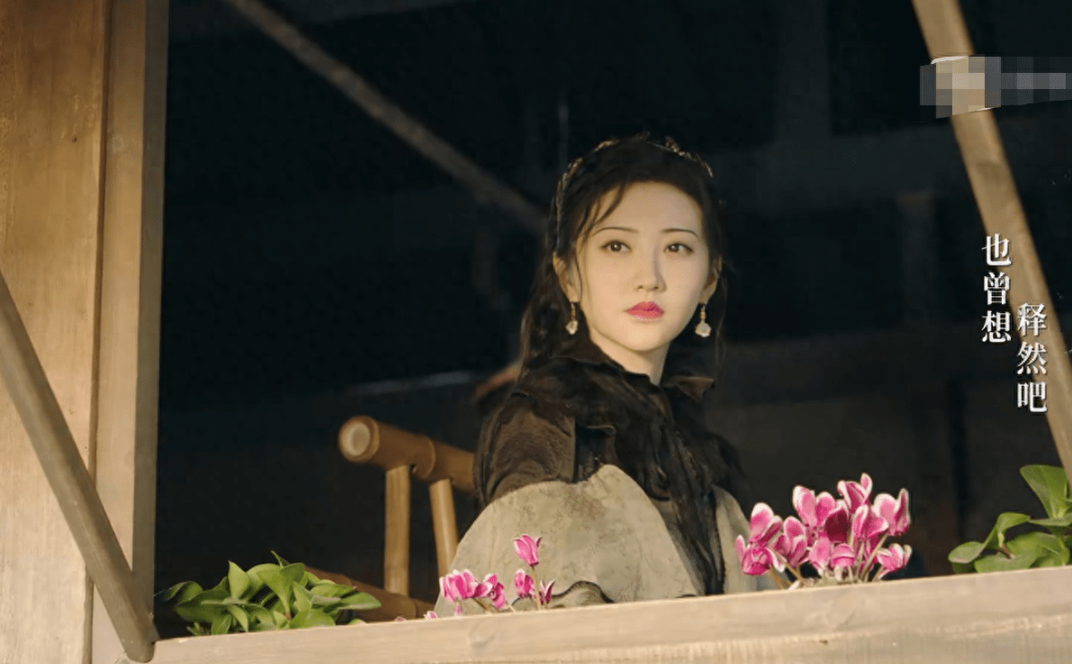 一身米色休闲袍的司藤,手握毛笔,一笔一划地教小瓦房写字,那个样子