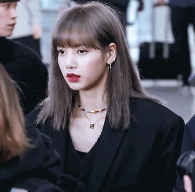 虽然lisa已经是业内非常知名的女星,但是就家庭背景而言,她却