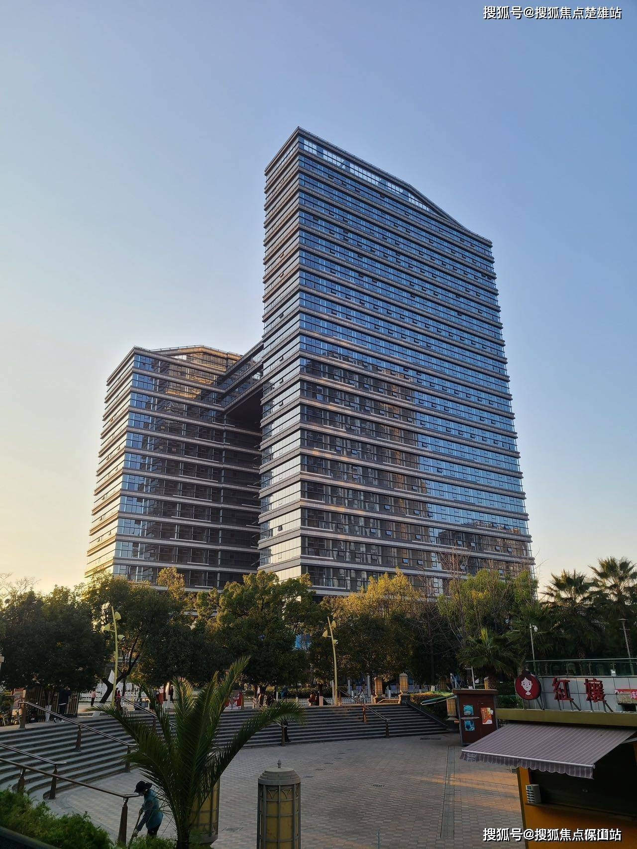 人流量很大;离地铁福德站900米,走路12分钟;离昆明火车站坐地铁一个站