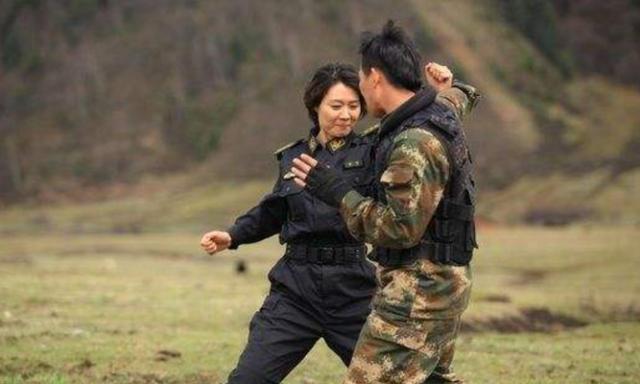 中国第一美女保镖,曾保卫13国元首,穿8斤钢板手枪从不离身_边梅_工作