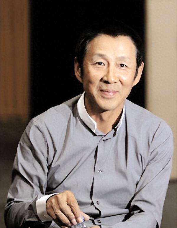 偶遇68岁的陈道明,穿着500元的丝绸t恤,头发和胡子都全白了_变化_时间