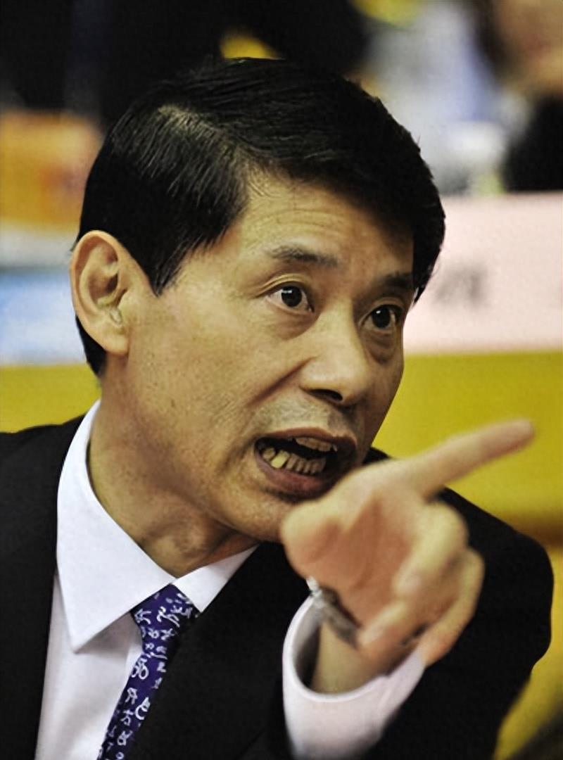 那些年,篮协用在王治郅身上的那些演技操作_小牛队_球员_比赛