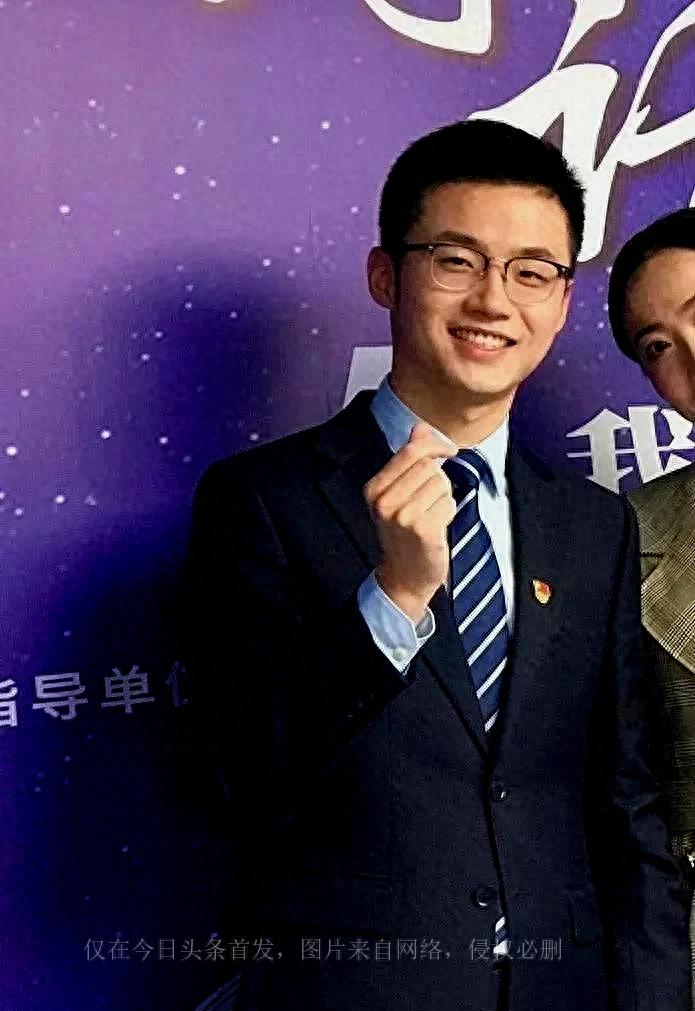 总结:高嵩是一位受欢迎的主持人,尽管未能获得央视主持人大赛冠军,但