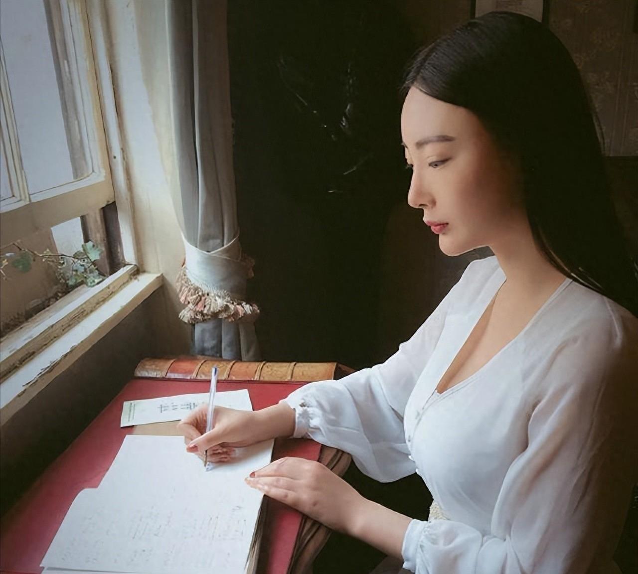 她是"中国胸女神",被誉为"叶子楣接班人",却被负心男利用了