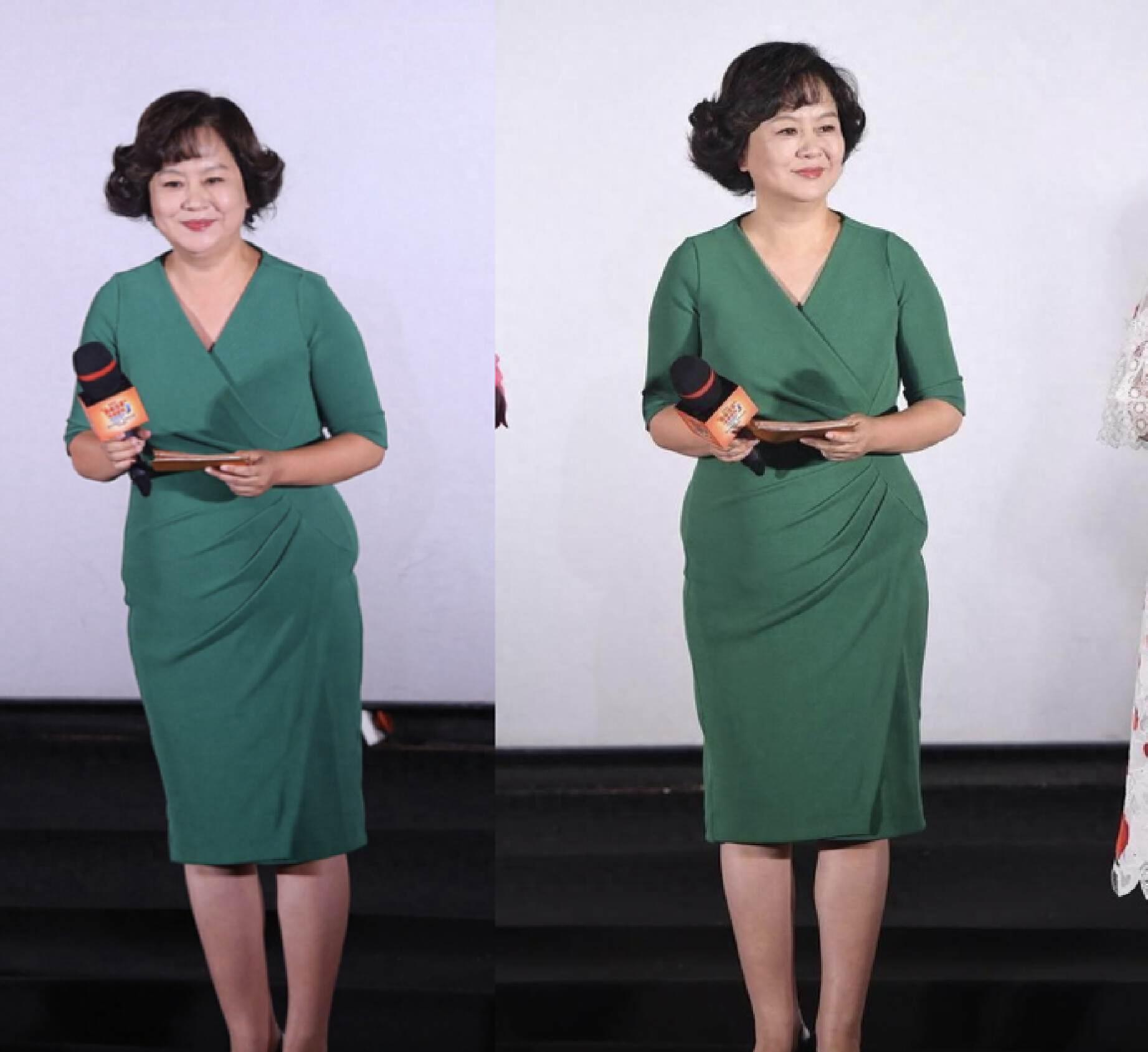 中年矮胖女人效仿,57岁鞠萍老师:头发伸到耳后 齐腰长裙,真美_衣服