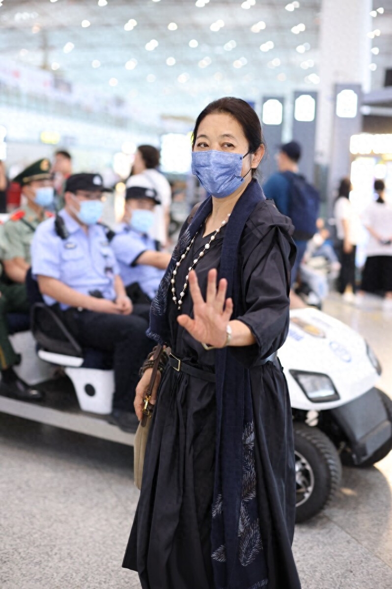 相信很多人都会优先考虑高跟鞋,但倪萍姐却搭配了一双红色的运动鞋