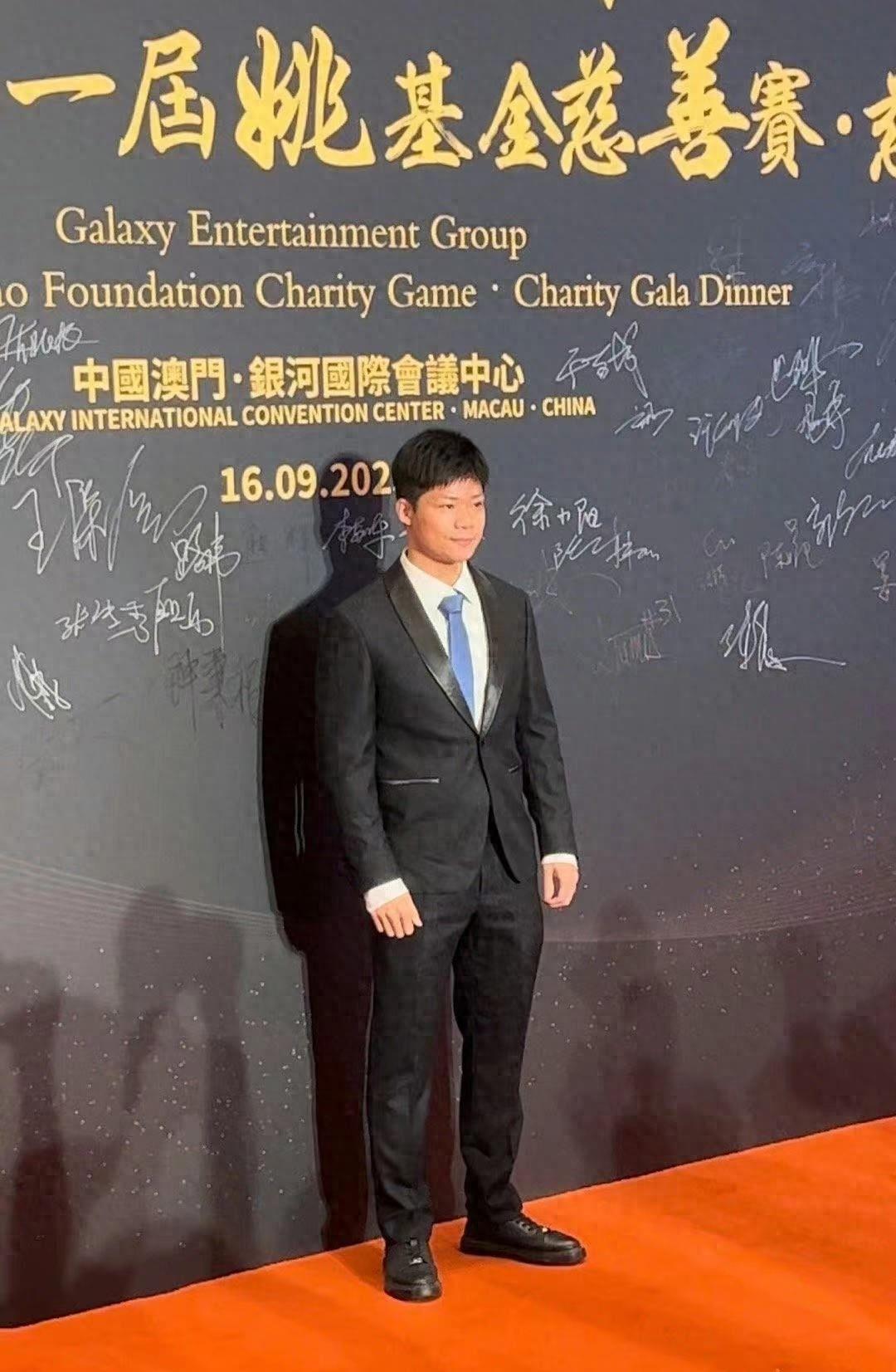 姚基金慈善晚宴:范志毅夫妇甜蜜,姚明老婆风韵犹存,易建联紧张_活动