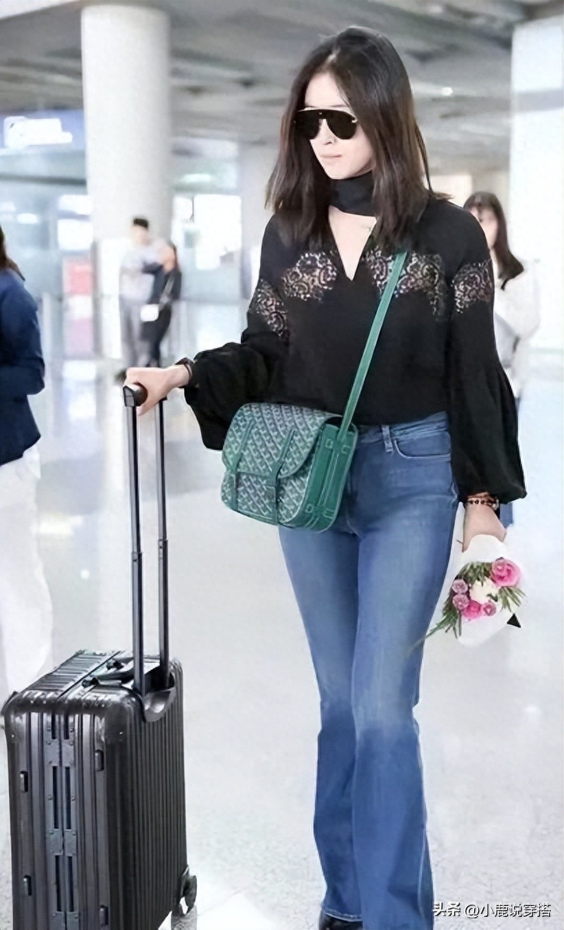 穿搭小知识:黑色印花v领上衣 蓝色牛仔裤 佩戴墨镜 墨绿色斜挎包蒋欣