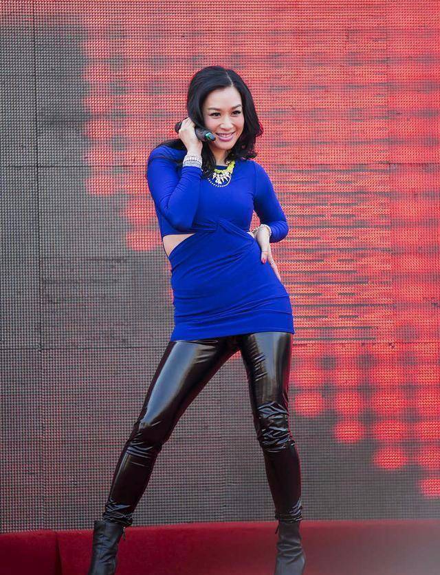 50岁钟丽缇把自己当年轻人,身材走了形,就用束腰带使劲勒腰!