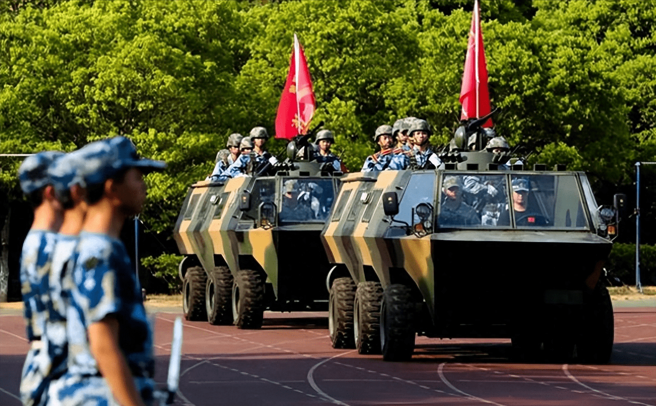 西大城墙上拉练,体院宿舍比武,西安大学生军训虽不硬核也有实力_新生