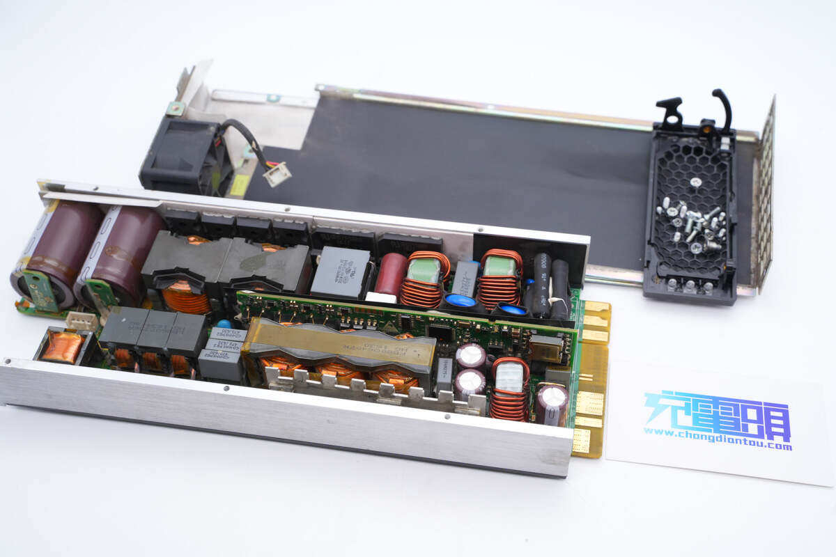 充电头网拆解总结华为这款r4850g2整流模块为整体模块化设计,仅在模块