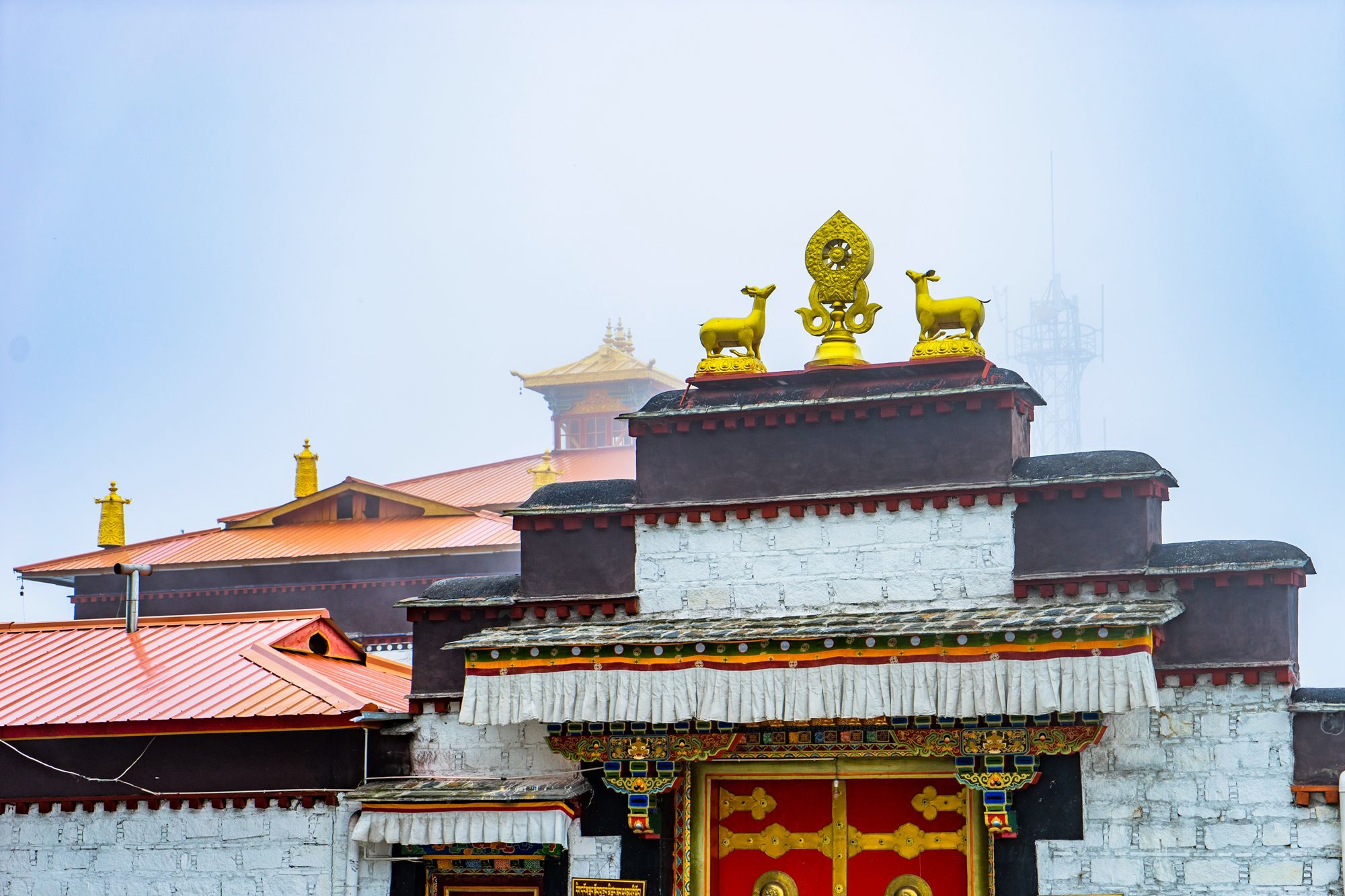 中印边境上的寺院,位于半山腰之中,充满神秘