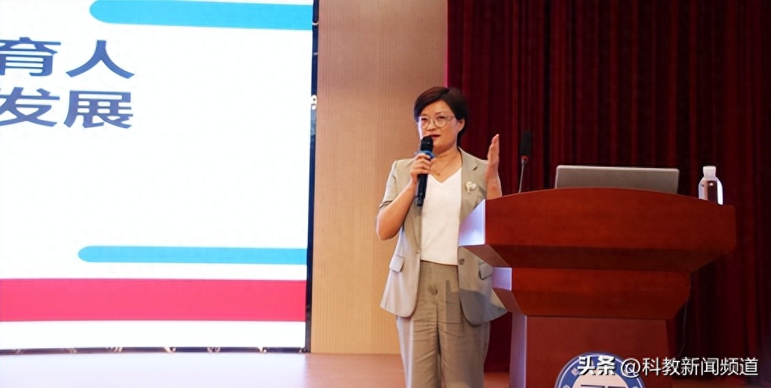 合肥腾飞高级技工学校总校长陈玉华对一行人的到来表示欢迎,她从学校