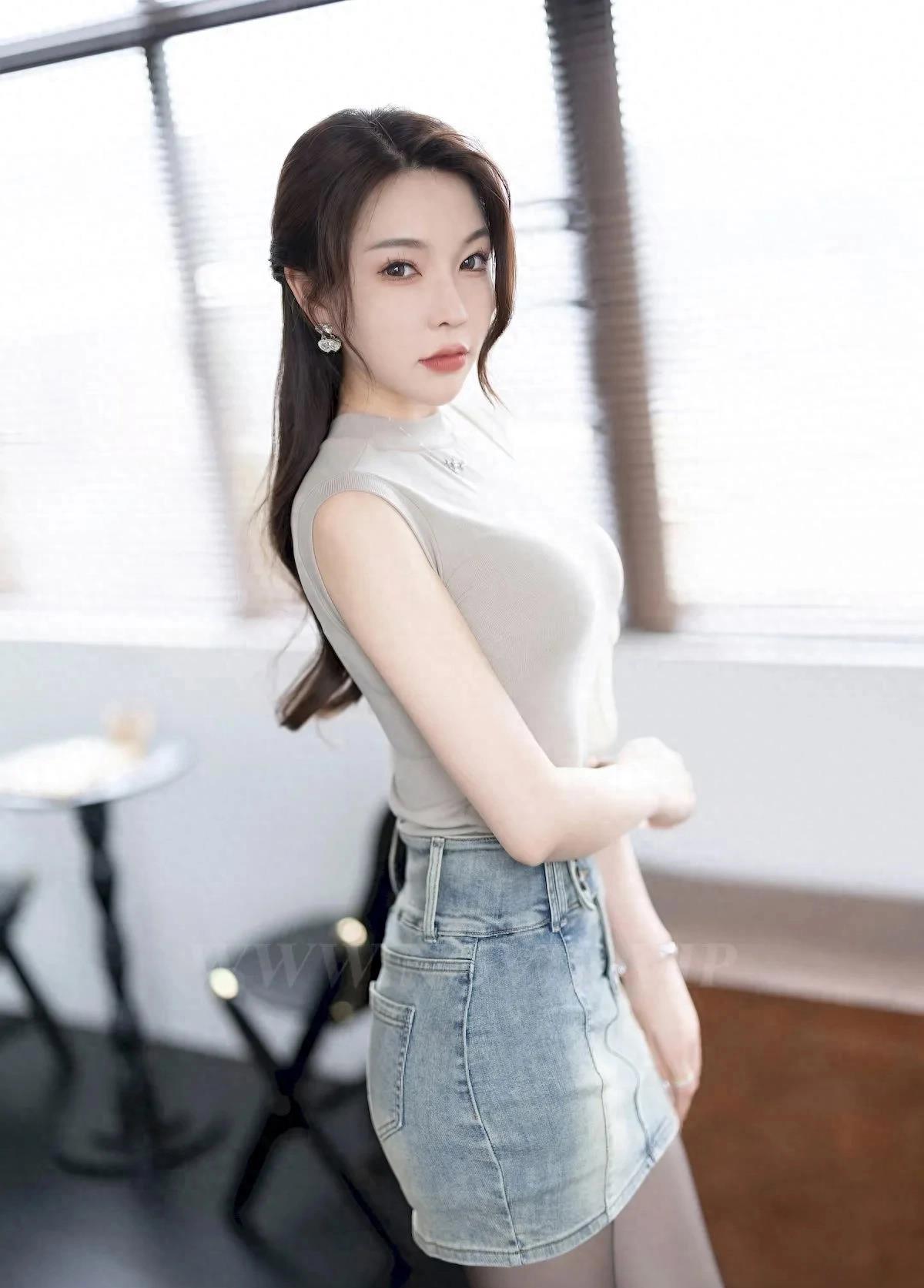 美图欣赏丨百变美女的百变衣品_白色_衣服_包包