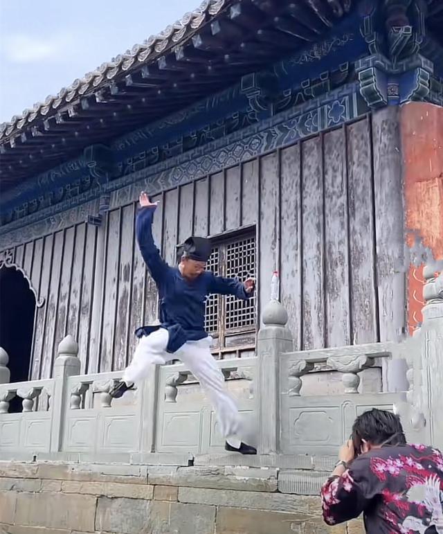 陈大师成功展示轻功绝技飞踢水瓶_挑战_墙壁_颜面