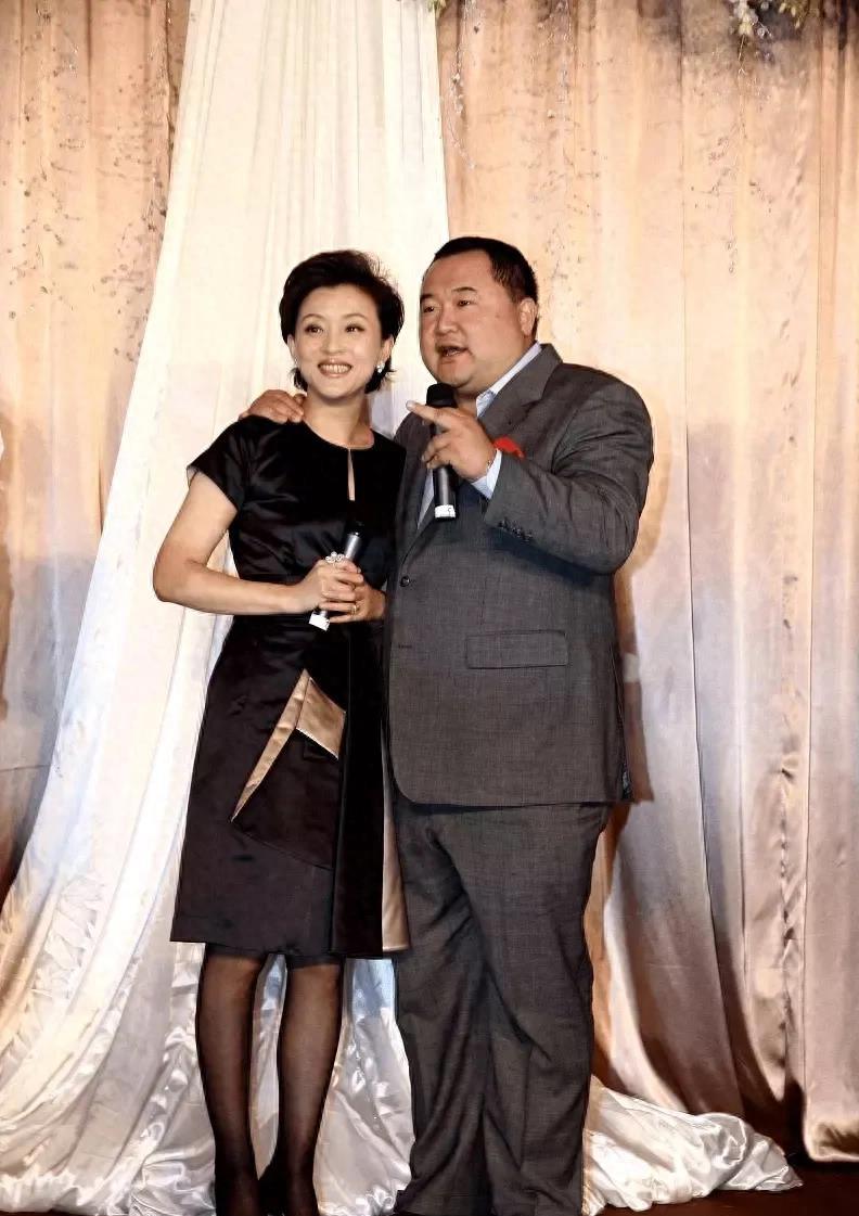 罕见晒老公照片庆祝结婚28周年,佩戴翡翠气质出众