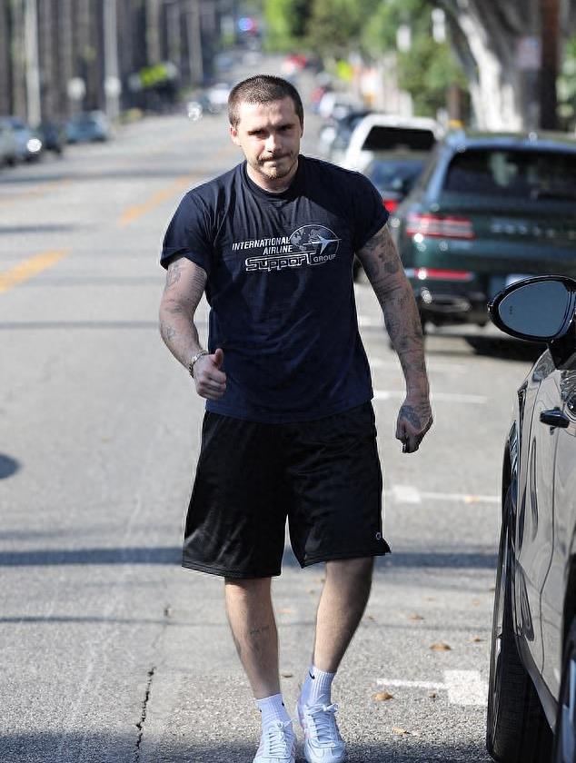 这位《和布鲁克林一起做饭》的主持人展示了他纹身的手臂,并在外出时