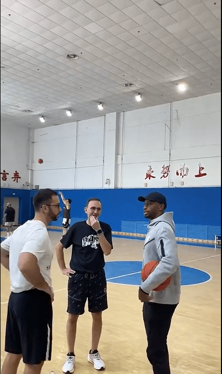 与新主帅洛佩斯谈笑风生,直接上场训练_杨鸣_赛季_主教练