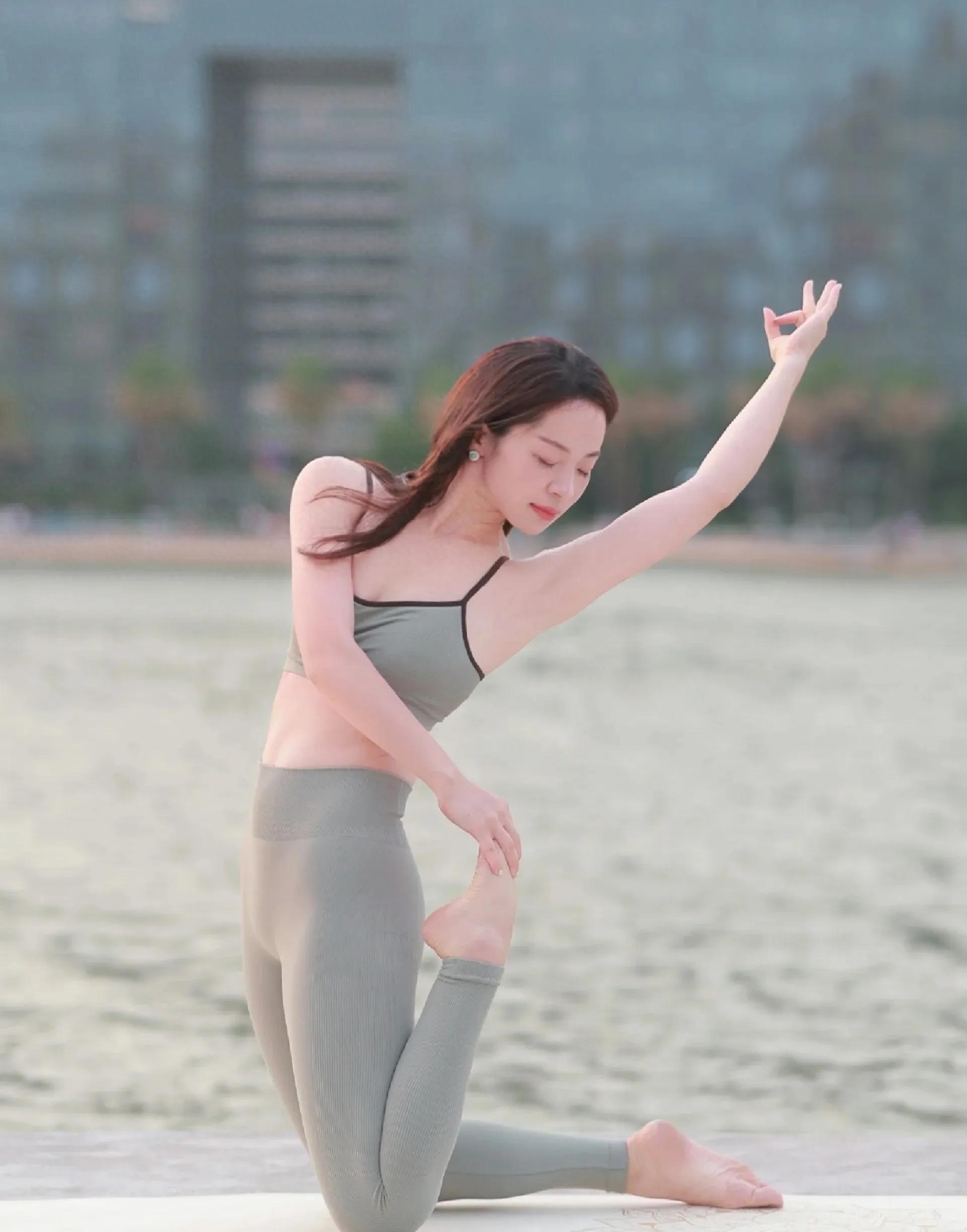 美女在湖边,讲述瑜伽的魅力