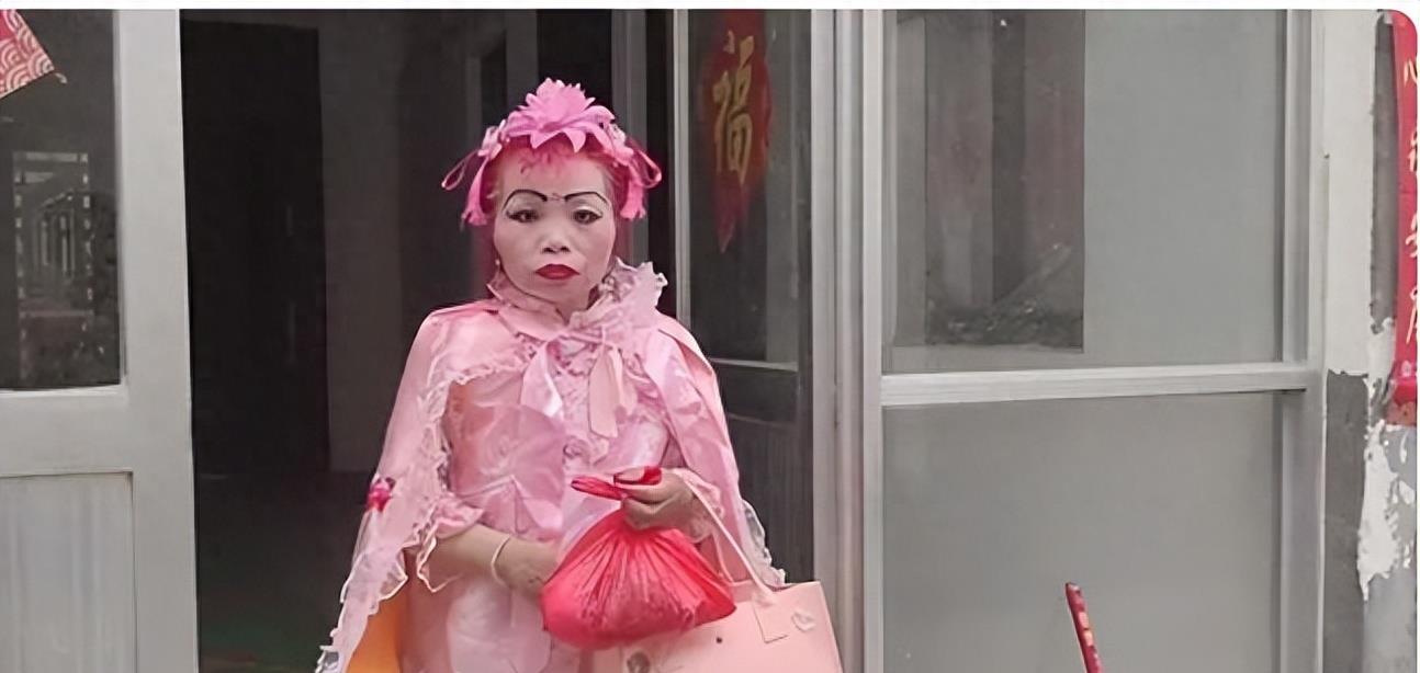 文字|中国历史华纳编辑|中时华纳近日,河南一位身穿奇葩服装的女子