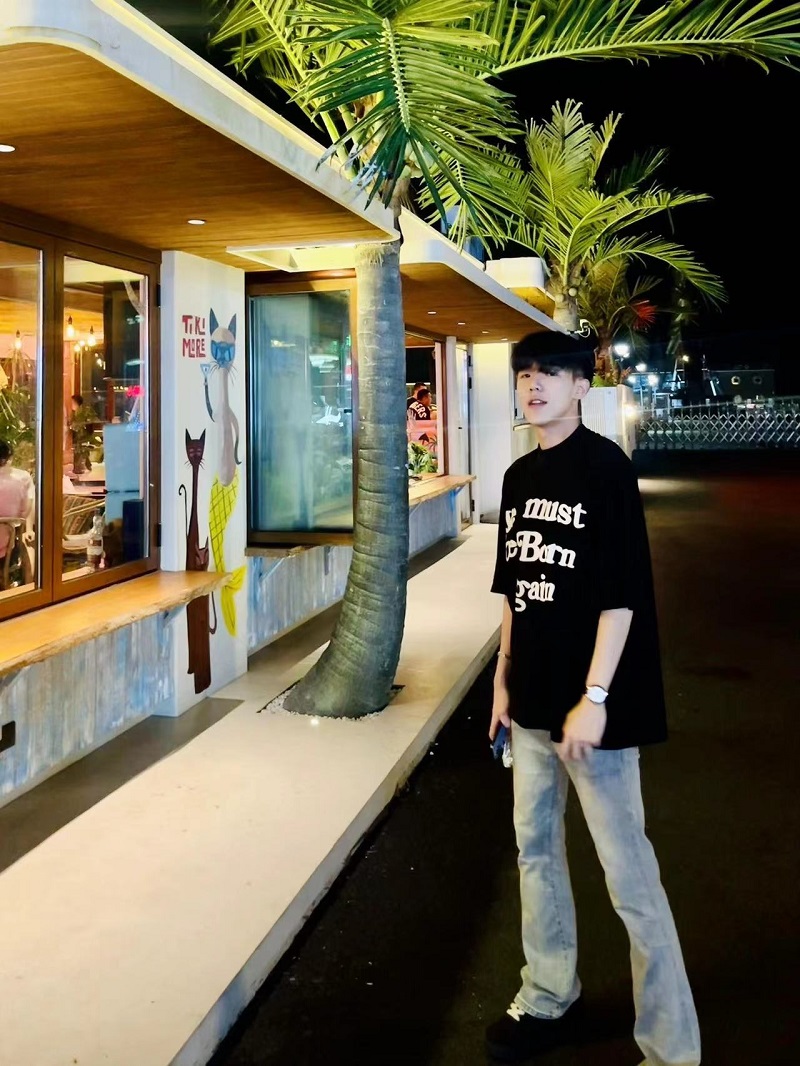 优秀学生干部,优秀先进性个人,积极考取cvcc中级礼仪师等证书,是位品