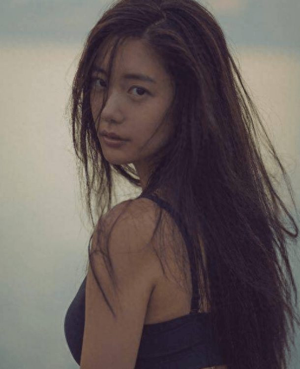 中国观众开始熟悉clara是因为她在2016年主演的电影《情圣》.